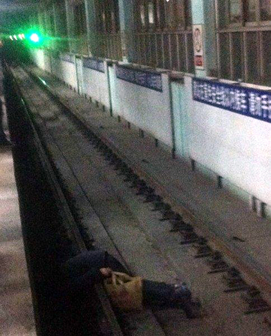 地鐵乘客墜落站臺(tái) 百人高喊停車