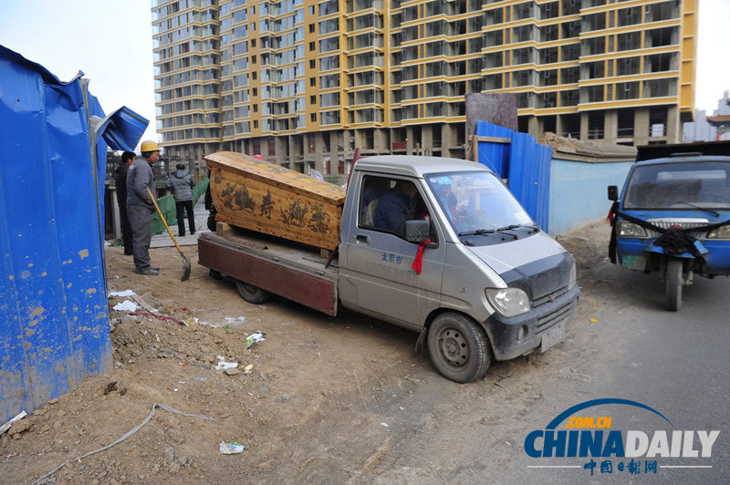 “史上最牛的釘子墳”今日遷墳