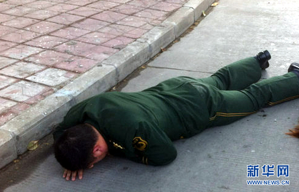 女子天橋跳下 武警雙手接住