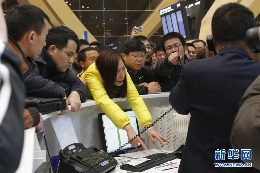 昆明長水機(jī)場近萬人滯留 沖突不斷