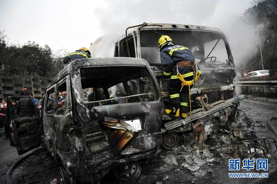 貴陽蔡家關路段18車追尾4車起火