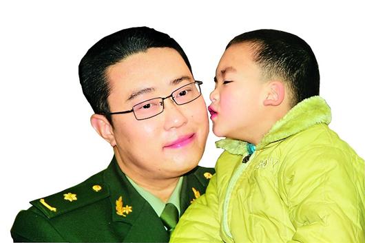 汶川地震時出生10天被困軍醫(yī)救 4歲娃來漢謝恩人