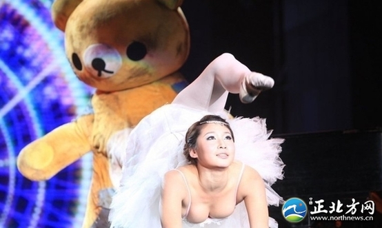 達人秀女孩高難柔術迅速走紅 豐滿身材令人驚嘆（組圖）