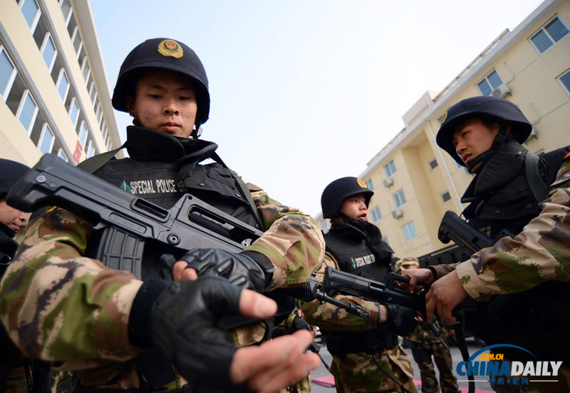 南京：武警特戰(zhàn)精英綜合演練“護(hù)航”春運(yùn)