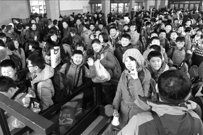 記者幫您解析“春運購票” 走訪調查203人僅半數購得火車票