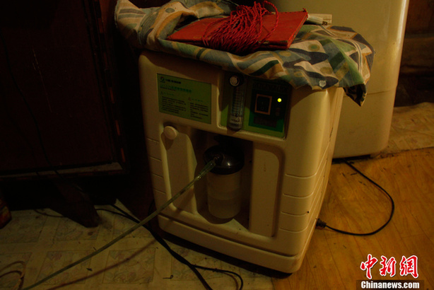 父母為癱瘓兒子自制呼吸機(jī) 手捏呼吸球5年不輟