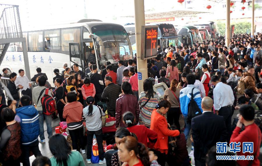 春節(jié)臨近 全國多地迎來節(jié)前春運客流高峰