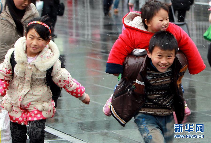 春節(jié)臨近 全國多地迎來節(jié)前春運客流高峰