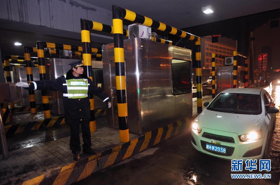 今日凌晨全國收費公路春節(jié)小型客車免費通行正式實施