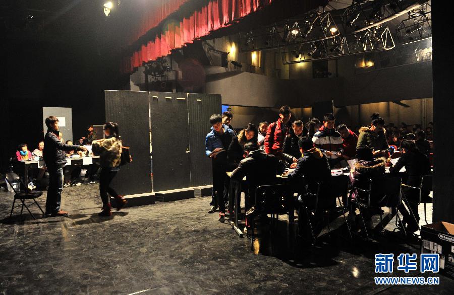 北京電影學(xué)院考試進(jìn)行時(shí) 天生麗質(zhì)或是搞怪搶鏡