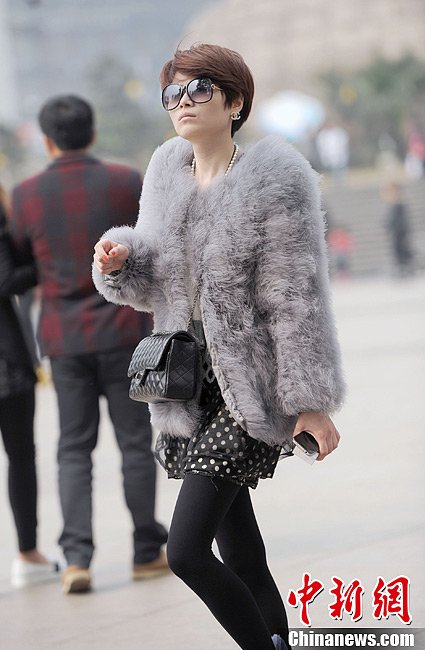 高清組圖：重慶氣溫回升 街頭美女換春裝
