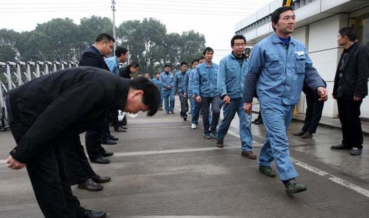 企業(yè)高管90度鞠躬歡迎員工節(jié)后返廠