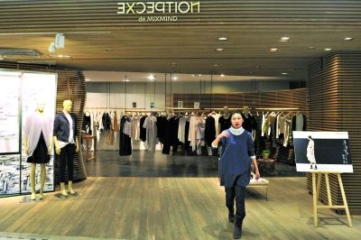 “例外”彭麗媛同款圍巾斷貨 圍觀者多于購買者