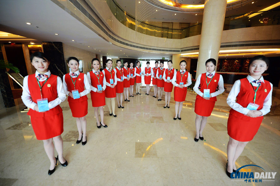 “90后”準空姐迎接2013國際盆栽大會