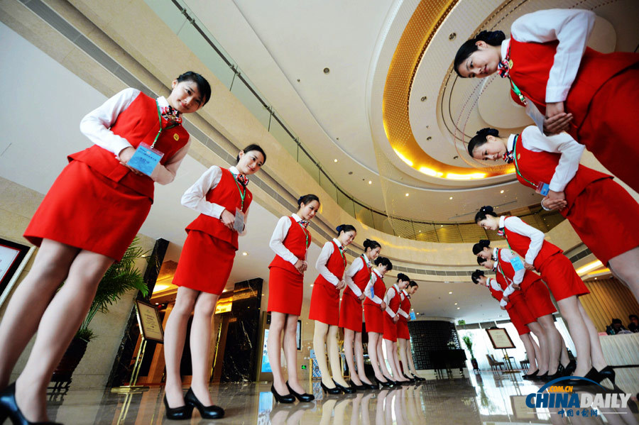 “90后”準(zhǔn)空姐迎接2013國(guó)際盆栽大會(huì)