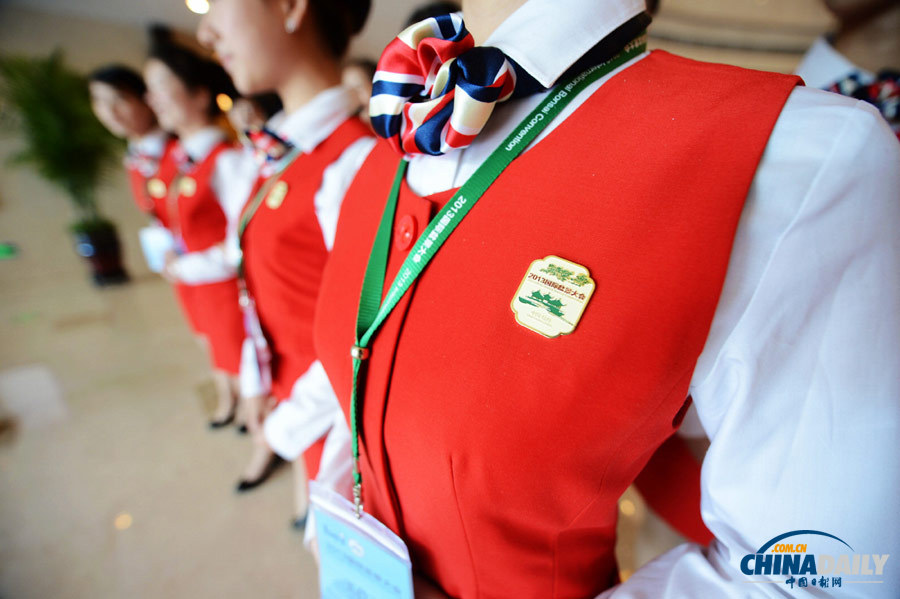 “90后”準(zhǔn)空姐迎接2013國際盆栽大會