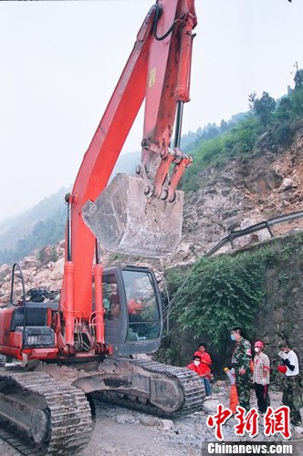 陳光標(biāo)租13臺大型機(jī)械趕赴四川雅安地震災(zāi)區(qū)