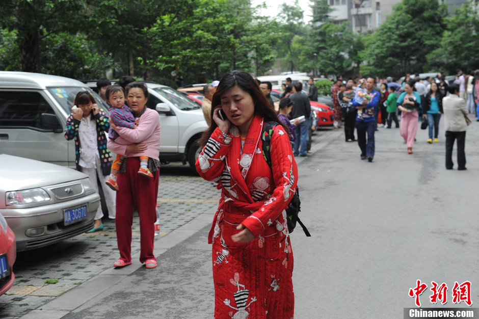 四川蘆山7.0級(jí)地震 民間救援隊(duì)往災(zāi)區(qū)集結(jié)