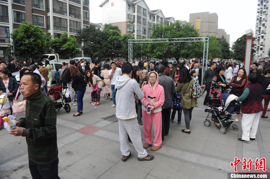 四川蘆山7.0級(jí)地震 民間救援隊(duì)往災(zāi)區(qū)集結(jié)