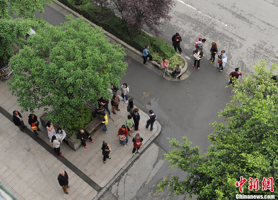 四川蘆山7.0級(jí)地震 民間救援隊(duì)往災(zāi)區(qū)集結(jié)