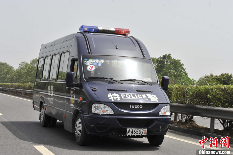 四川蘆山7.0級(jí)地震 民間救援隊(duì)往災(zāi)區(qū)集結(jié)