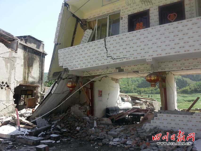 蘆山縣地震現(xiàn)場(chǎng)直擊：房倒屋塌[組圖]
