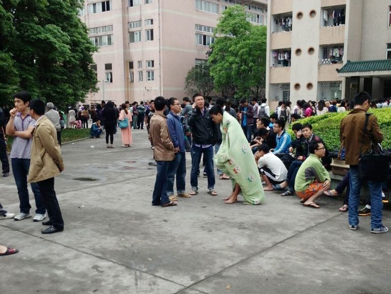 四川雅安蘆山縣發(fā)生7.0級(jí)地震[組圖]