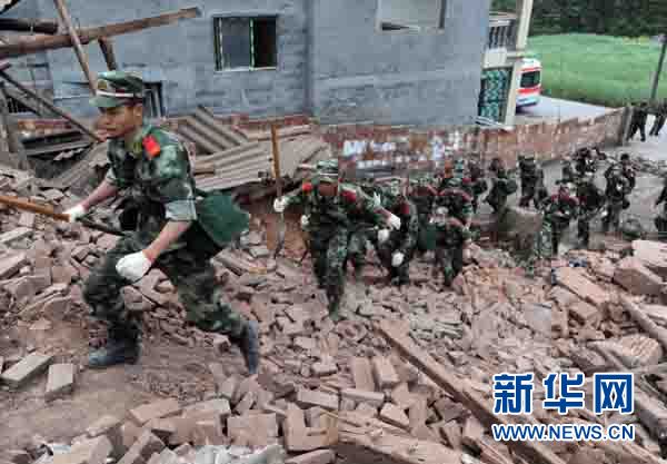 新華視點：一切為了生命--“4·20”蘆山地震首日紀(jì)實