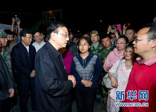 李克強(qiáng)乘直升機(jī)進(jìn)入震中災(zāi)區(qū) 察看災(zāi)情指導(dǎo)救災(zāi)