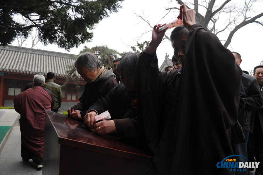 北京佛教信眾為蘆山地震災(zāi)區(qū)祈福并捐款