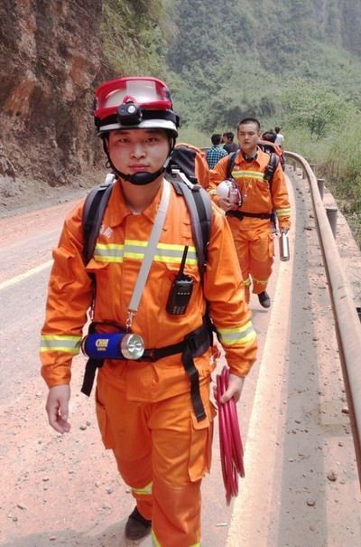 過家門而不入 德陽消防雅安籍戰(zhàn)士含淚戰(zhàn)斗在一線