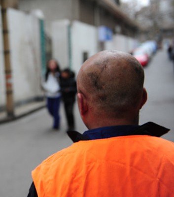 男子公廁值班一夜 醒來頭發(fā)沒了(圖)