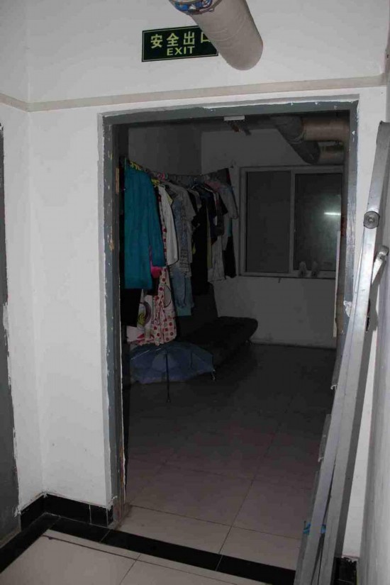 慘！北漂族地下室生活