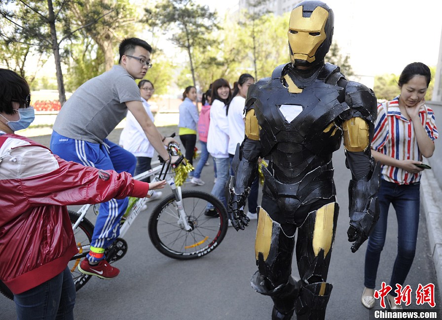 長春大學(xué)生扮“鋼鐵俠”街頭擺酷