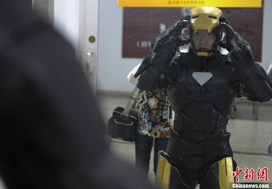 長春大學生扮“鋼鐵俠”街頭擺酷