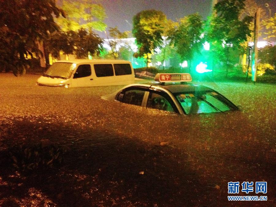 南寧突遭強(qiáng)雷雨襲擊 多處人員、車輛被困