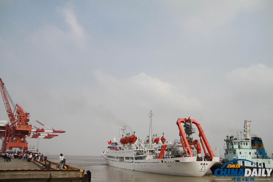 “蛟龍”號起航執(zhí)行首個試驗性應用航次