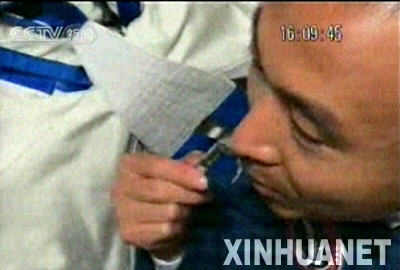 圖解航天員太空休閑生活:翻跟頭看風(fēng)景騎自行車(chē)