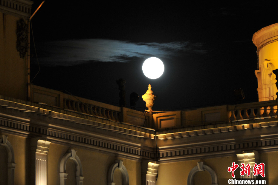 “超級月亮”現(xiàn)身福州天空