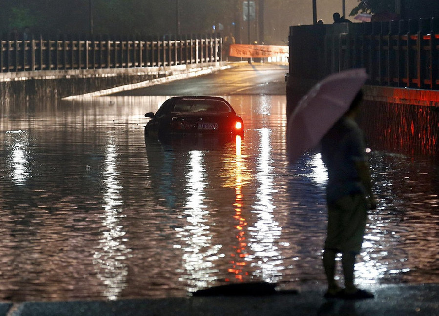 高清：杭州遭暴雨襲擊市區(qū) 開車如行船