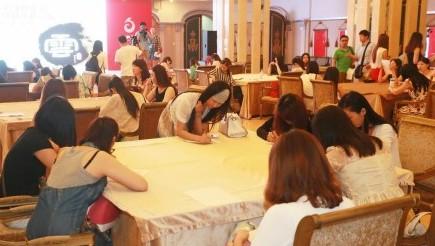 妙齡美女排隊參加富豪北京相親海選現(xiàn)場