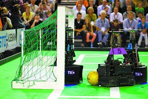 中國足球捧了世界杯——原來是機器人?。ńM圖）