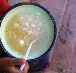 網(wǎng)曝云南小學(xué)生用江水泡飯 校長稱是生活習慣