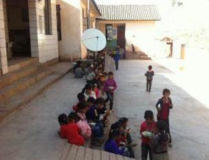 網(wǎng)曝云南小學(xué)生用江水泡飯 校長稱是生活習(xí)慣