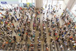 熙熙攘攘新客站到處是青春的面孔