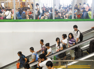 熙熙攘攘新客站到處是青春的面孔