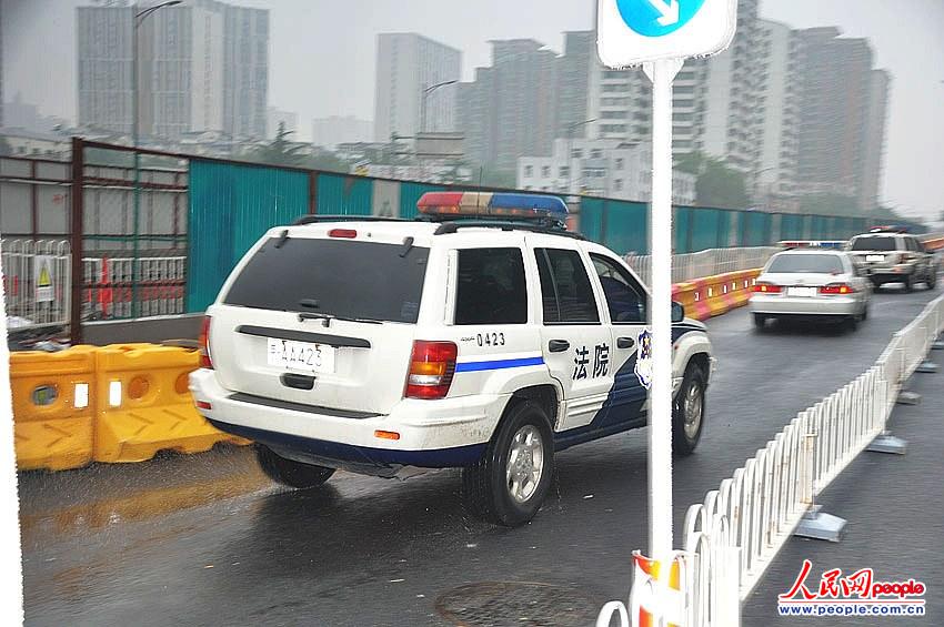 劉志軍案今于北京二中院宣判 記者冒雨蹲守法院