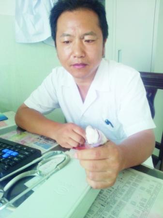 車輪旁救女童 “醫(yī)生哥”手指被削掉一截（圖）