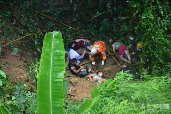 云南西雙版納1輛旅游大巴墜下山谷 已致8死