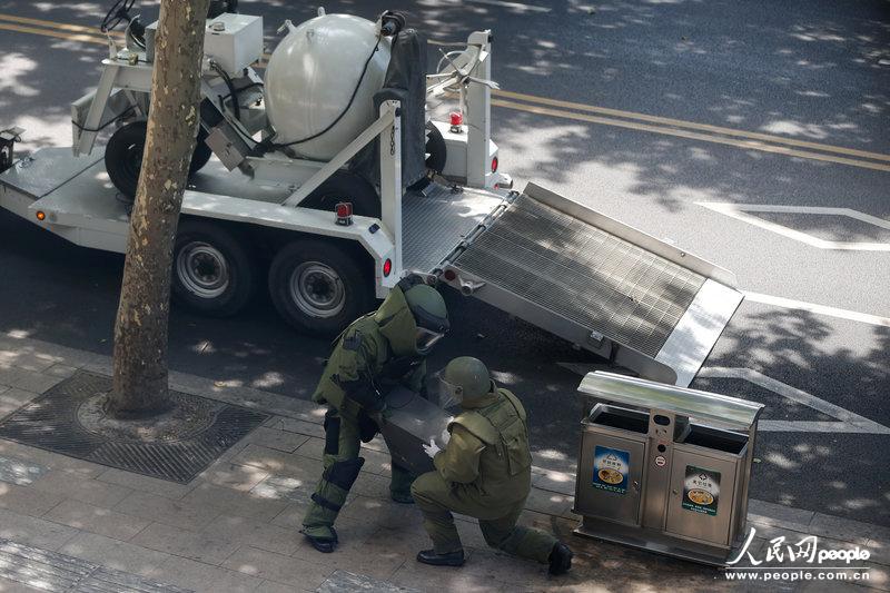 上海:路邊現(xiàn)可疑木箱 特警現(xiàn)場核實系一箱黃沙